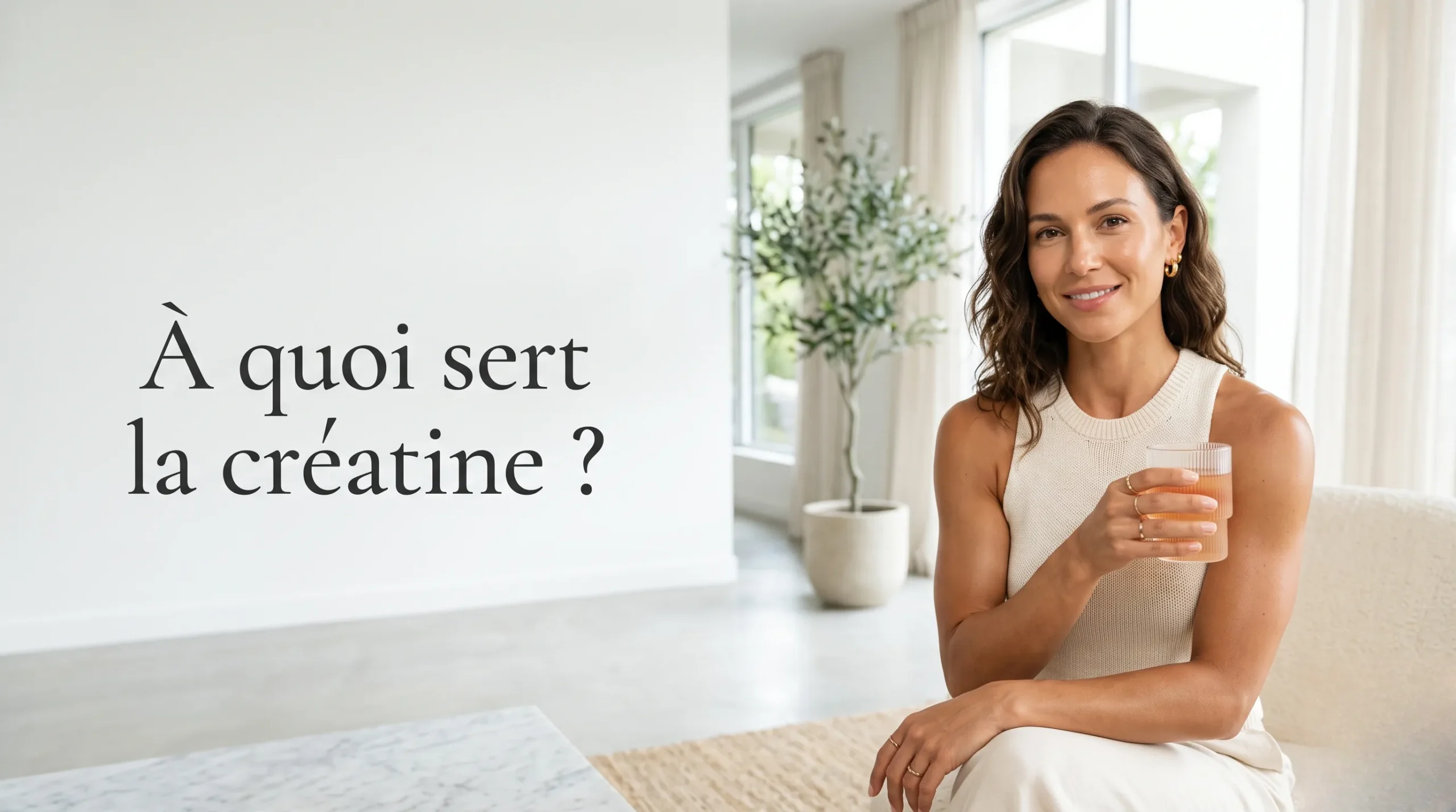 Femme athlétique et rayonnante dans un intérieur lumineux pour illustrer les bienfaits de la créatine.