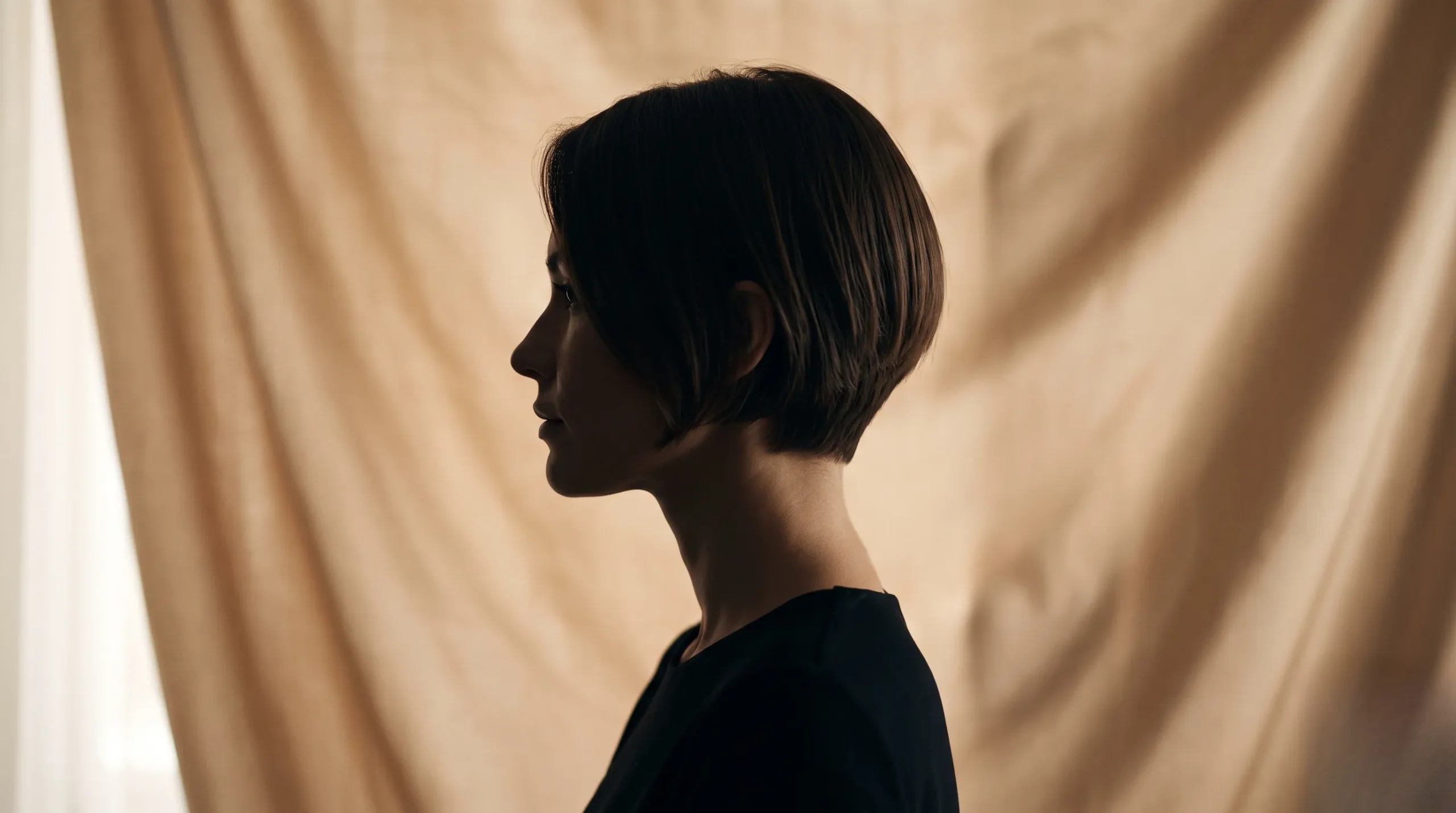 Femme portant une coupe boule moderne dans un style épuré et sophistiqué. Coupe boule femme