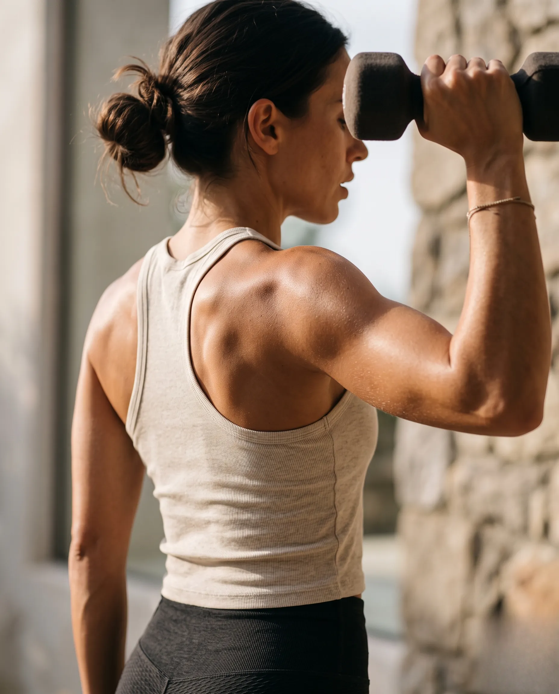Détail rapproché sur l'engagement musculaire et la posture du haut du corps dans un cadre épuré.