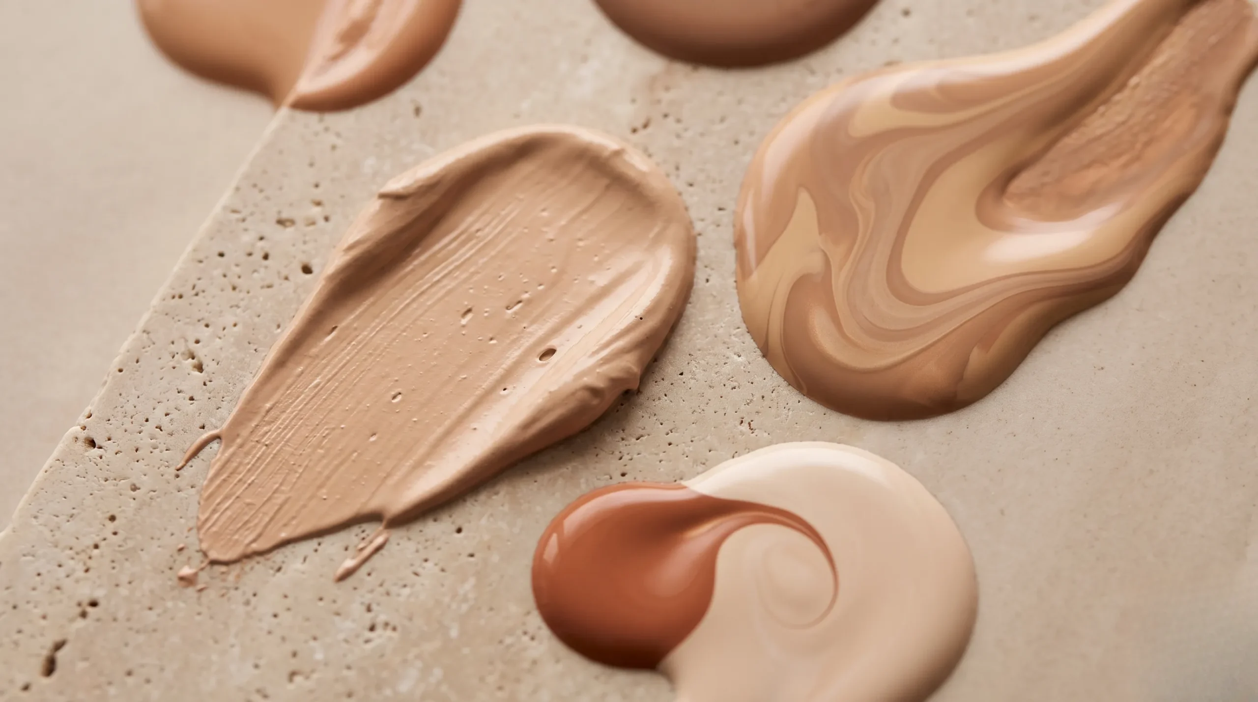 Textures artistiques de maquillage pour illustrer les tendances beauté 2026. Tendances beauté