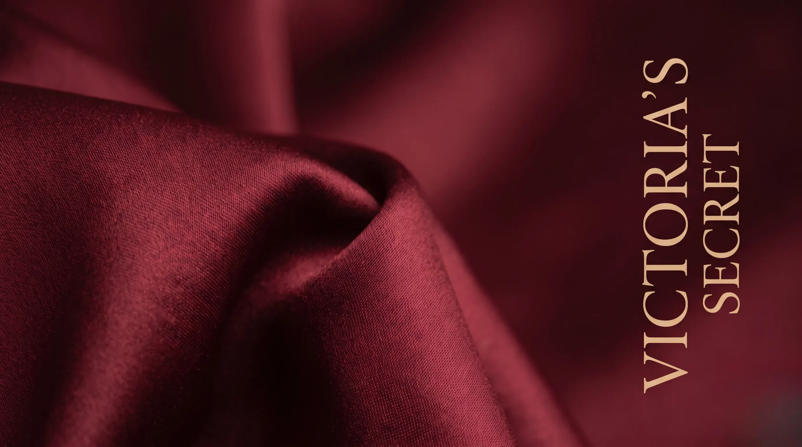 Texture de soie avec texte de titre chic et éditorial.